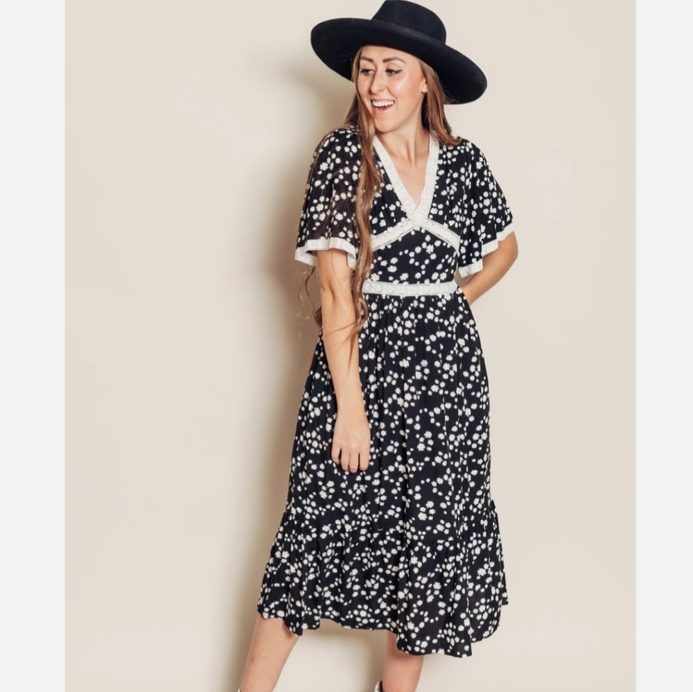 Black and white daisy midi dress M